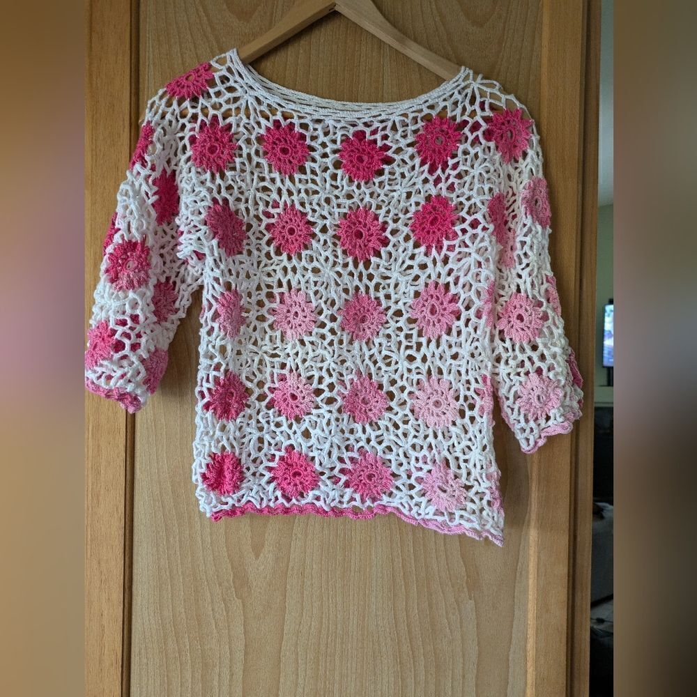 Crocheted flower Short sleeve top